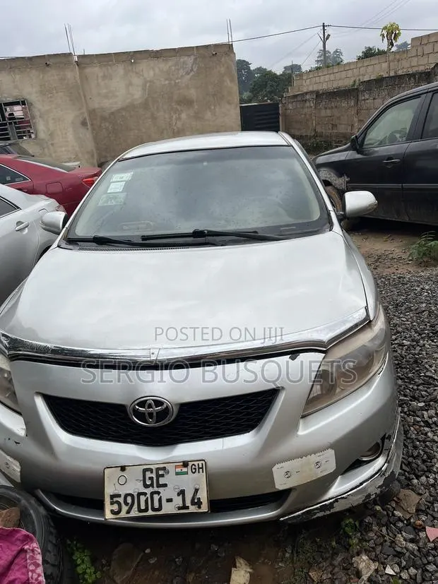 Toyota Corolla LE 4dr Sedan (1.8L 4cyl 4A) 2010 Silver · Photo 1