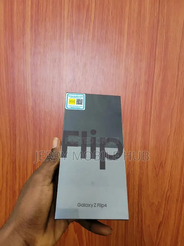 New Samsung Galaxy Z Flip4 256 GB Black · Photo 1