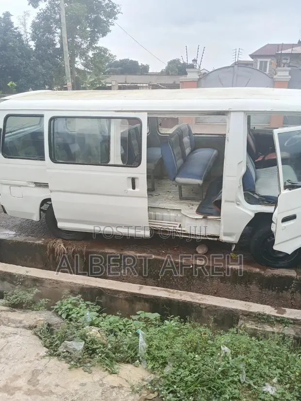 Nissan Caravan (Urvan) 2004 White · Photo 1