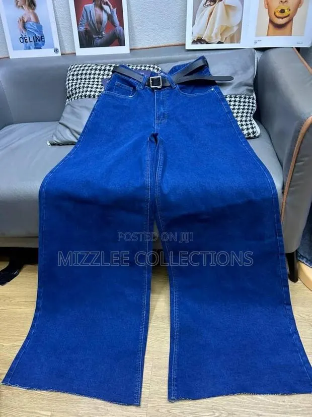 Wide Legged Ladies Jeans · Photo 1