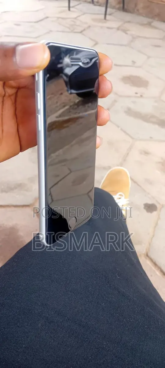 Apple iPhone SE (2022) 128 GB White · Photo 1
