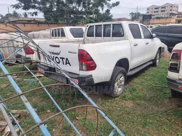 Toyota Hilux Revo Double Cab Deisel 2.8 AWD 2017 White · Photo 2