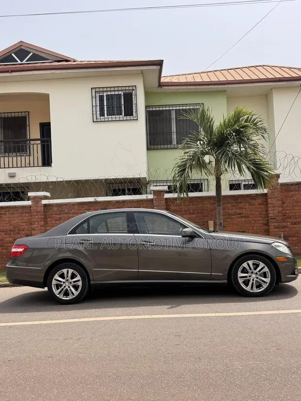 Mercedes-Benz E350 Base 4Matic Sedan AWD (3.5L 6cyl 7A) 2011 Brown · Photo 1
