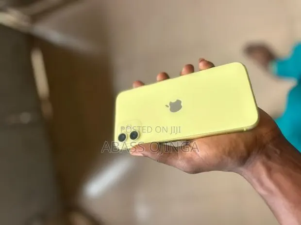 Apple iPhone 11 64 GB Gold · Photo 1