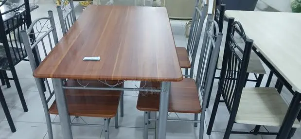 4 Capacity Dinning Set · Photo 1