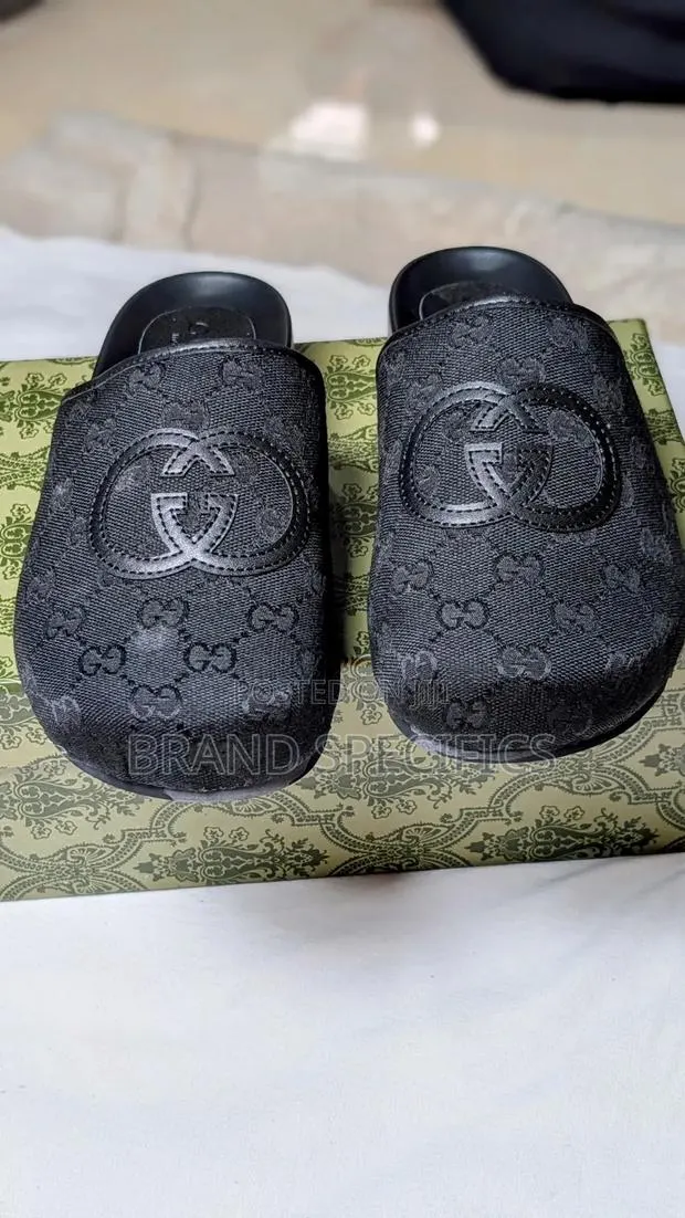 Unisex Black Monogram Gucci Slippers · Photo 1