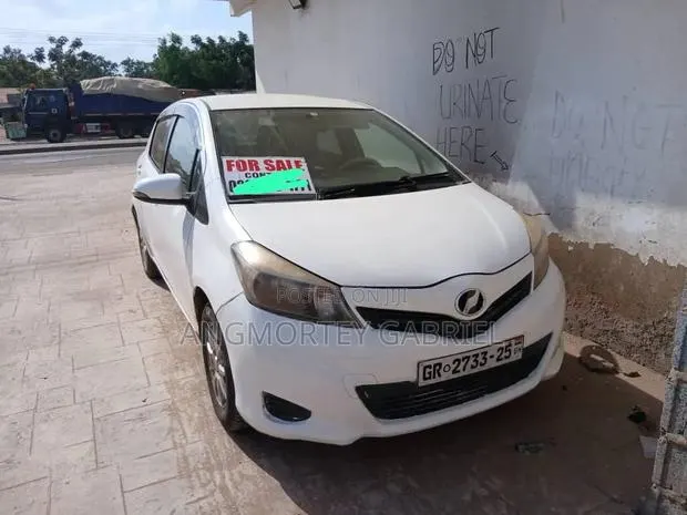 Toyota Vitz 2014 White · Photo 1