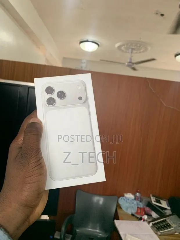 New Apple iPhone XR 128 GB White · Photo 1