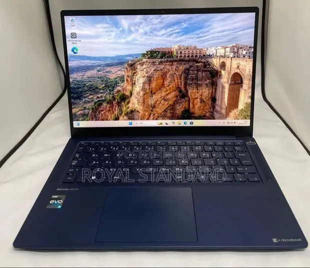 New Laptop Toshiba C40 4GB Intel Core i3 SSD 128GB · Photo 1