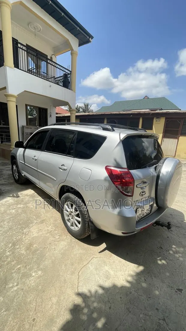 Toyota RAV4 2012 Silver · Photo 1