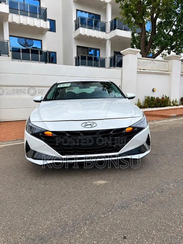 Hyundai Elantra Limited 2023 White · Photo 1
