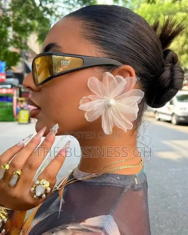 Light Floral Earrings · Photo 1