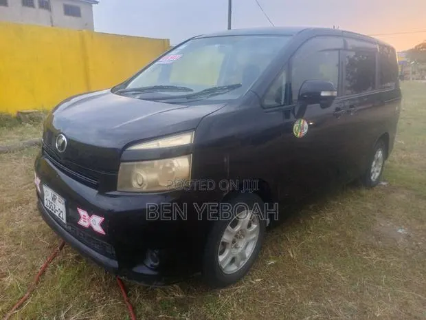 Toyota Voxy ZS 4WD 7-Seater 2009 Black · Photo 1