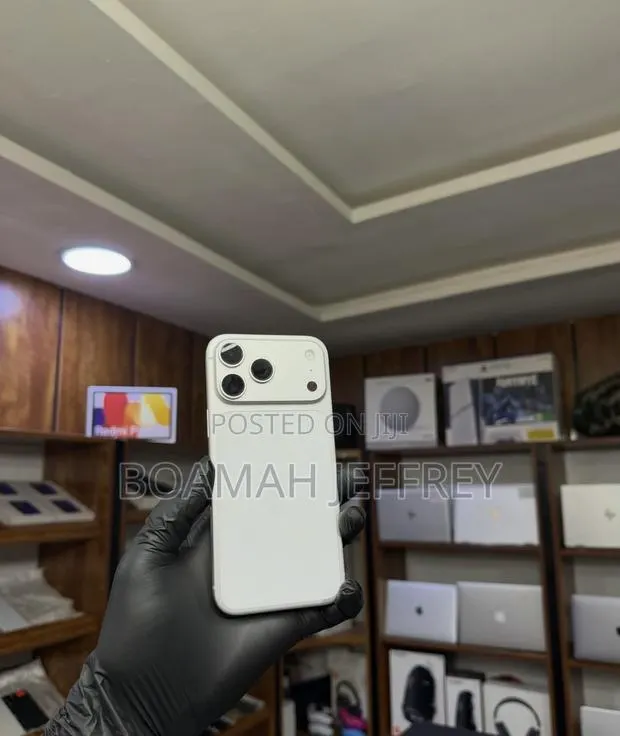 Apple iPhone 17 Pro Max 256 GB Silver · Photo 1