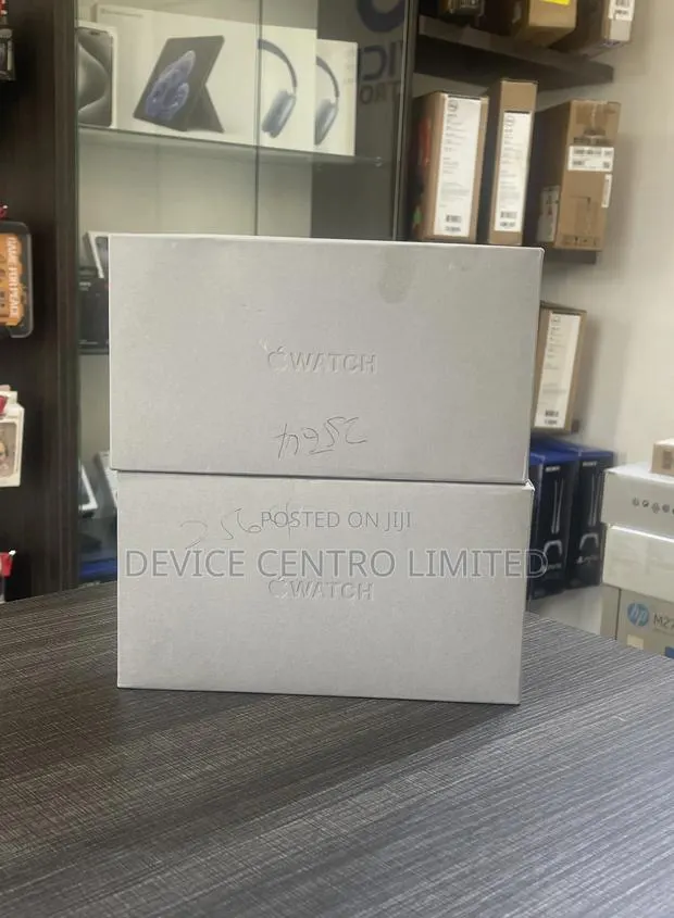 Apple Watch Ultra 2 Black Titanium · Photo 1