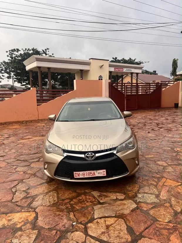 Toyota Camry SE 4dr Sedan (2.5L 4cyl 6A) 2015 Gold · Photo 1
