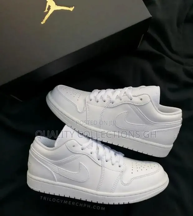 Air Jordan 1 Low Triple White · Photo 1