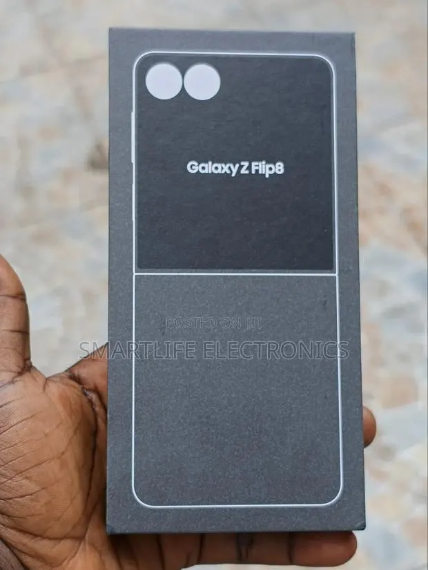 New Samsung Galaxy Z Flip8 256 GB Black · Photo 1