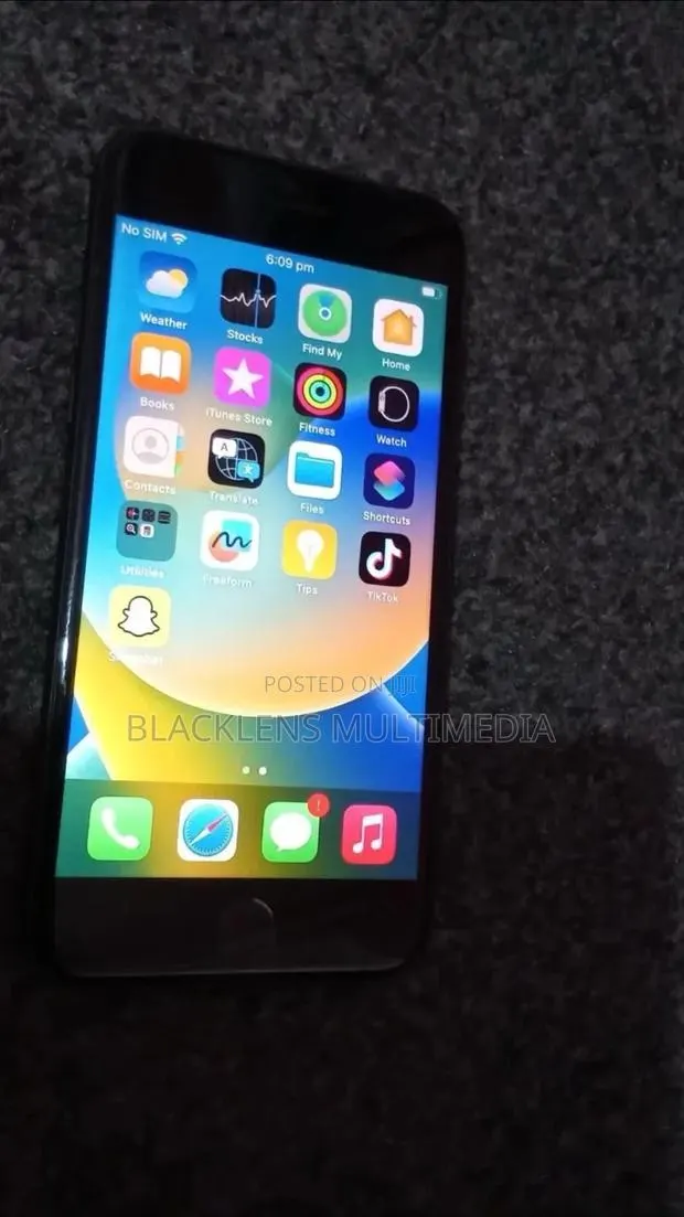 Apple iPhone 8 64 GB Black · Photo 1