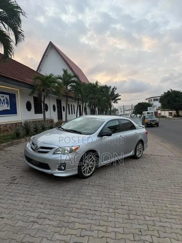 Toyota Corolla 2012 Silver · Photo 1