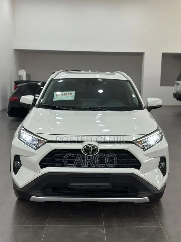 Toyota RAV4 2021 White · Photo 1
