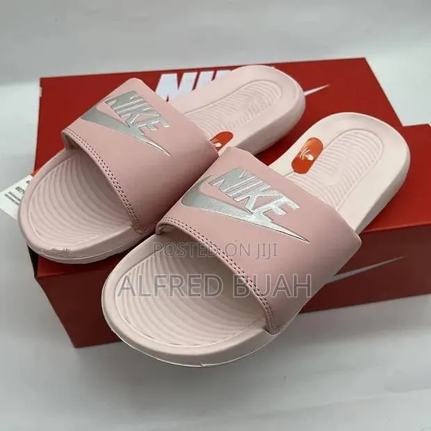 Unisex Nike Slippers · Photo 1