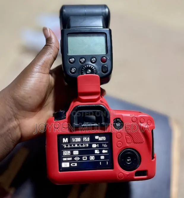 Canon 6d With Tt600 Speedlight and 50mm Ef 1.4 · Photo 1