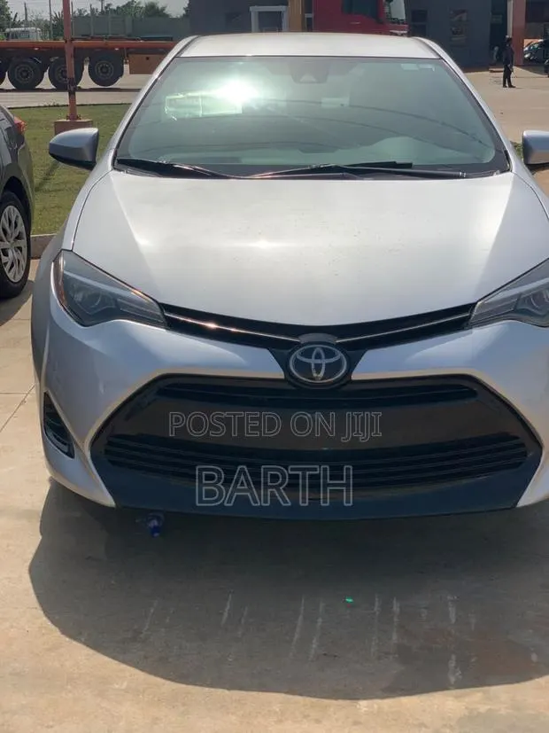 Toyota Corolla 2018 Silver · Photo 1