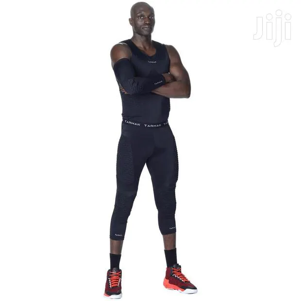Basketball Knee Sleeve for Intermediate Players - Black · Photo 1