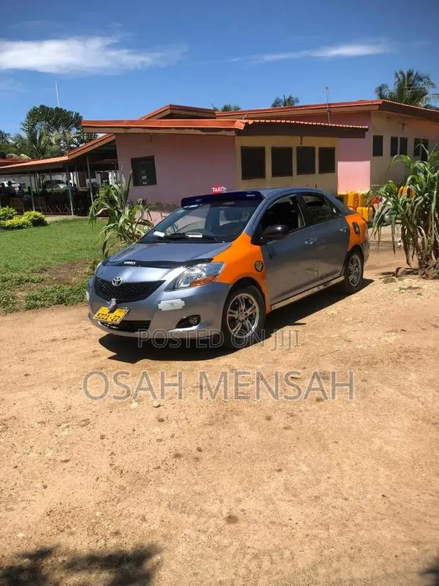 Toyota Yaris Base Sedan 4dr 2010 · Photo 1
