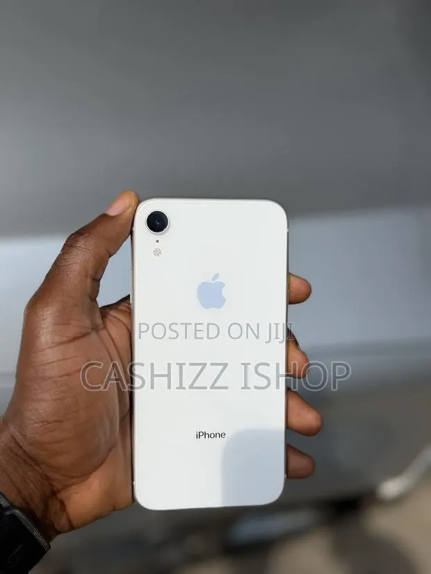 Apple iPhone XR 64 GB White · Photo 1