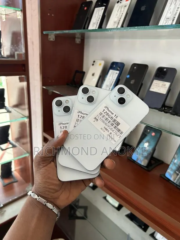 New Apple iPhone 15 128 GB Blue · Photo 1
