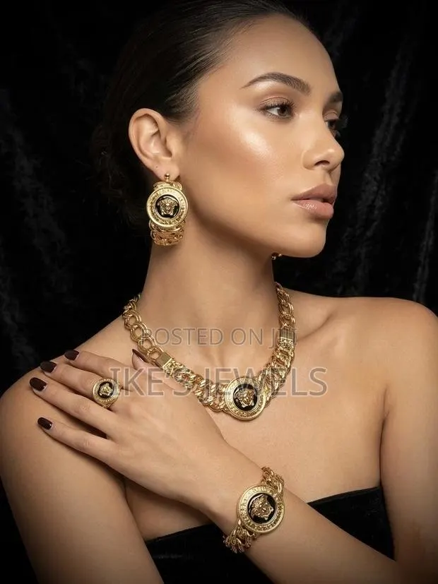 Vesarce Gold Jewellery Set · Photo 1