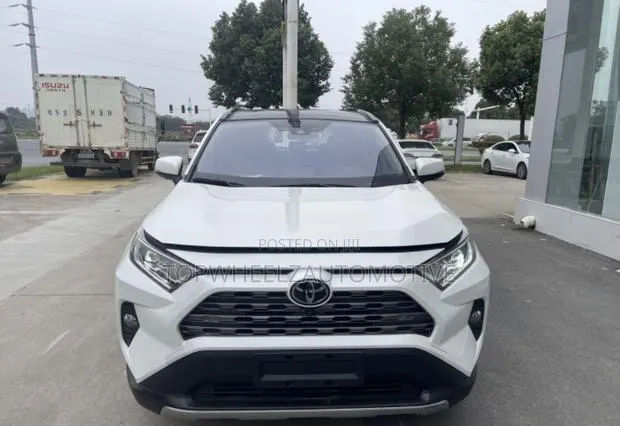 Toyota RAV4 2021 White · Photo 1