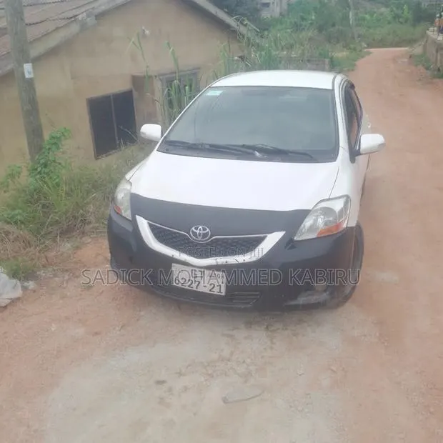 Toyota Belta 2010 White · Photo 1