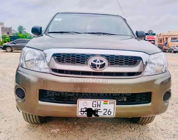 Toyota Hilux 2010 Silver · Photo 1