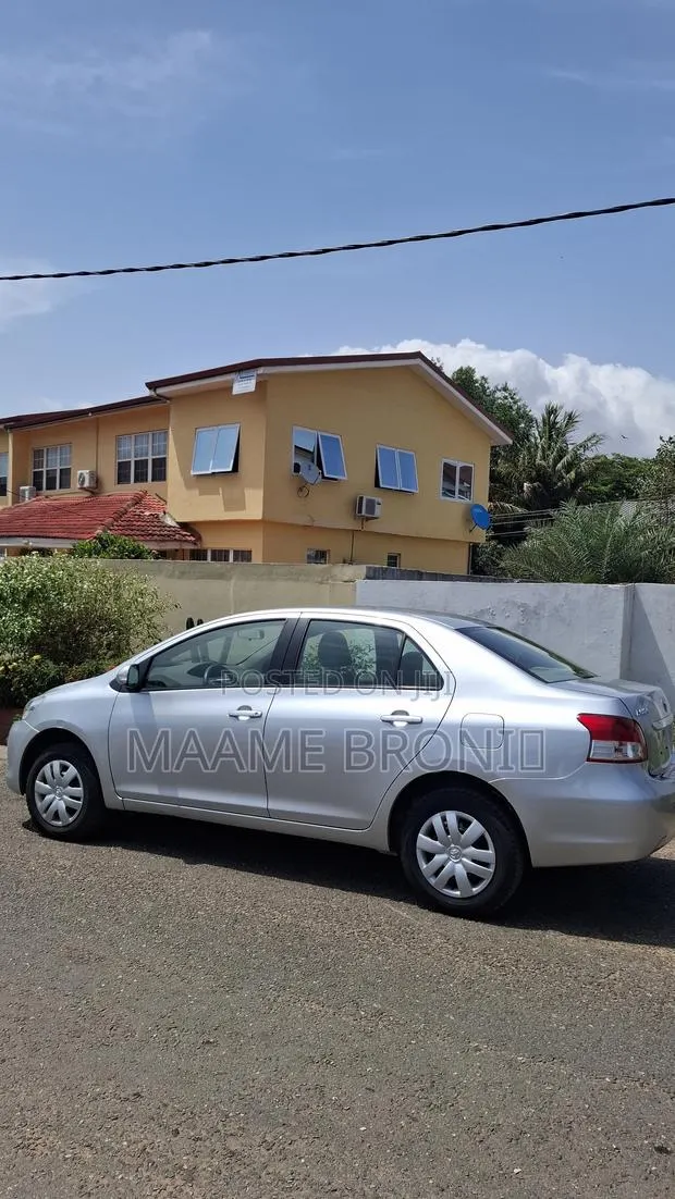 Toyota Belta 2011 Silver