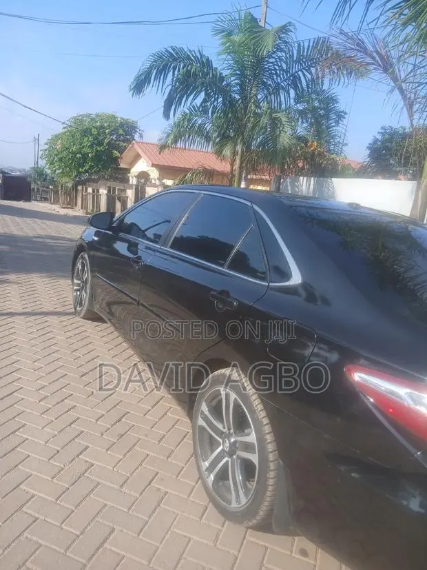 Toyota Camry Hybrid XLE 2023 Black · Photo 1