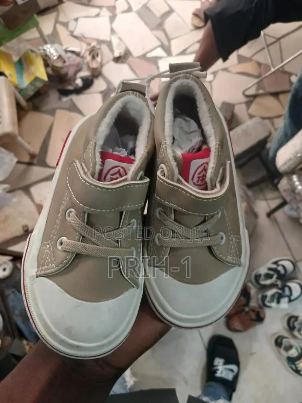 Kids Sneakers · Photo 2
