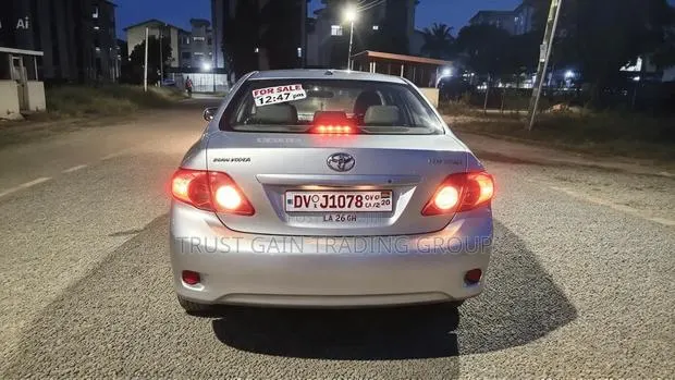 Toyota Corolla LE 4dr Sedan (1.8L 4cyl 4A) 2010 Silver · Photo 1