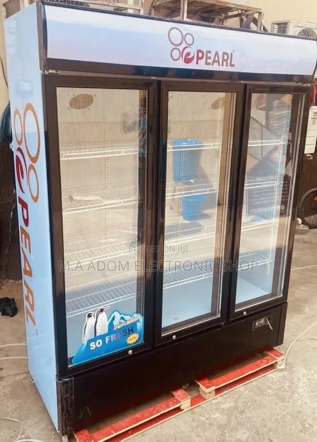 3 Doors Beverage Cooler Pearl Display Fridge · Photo 1