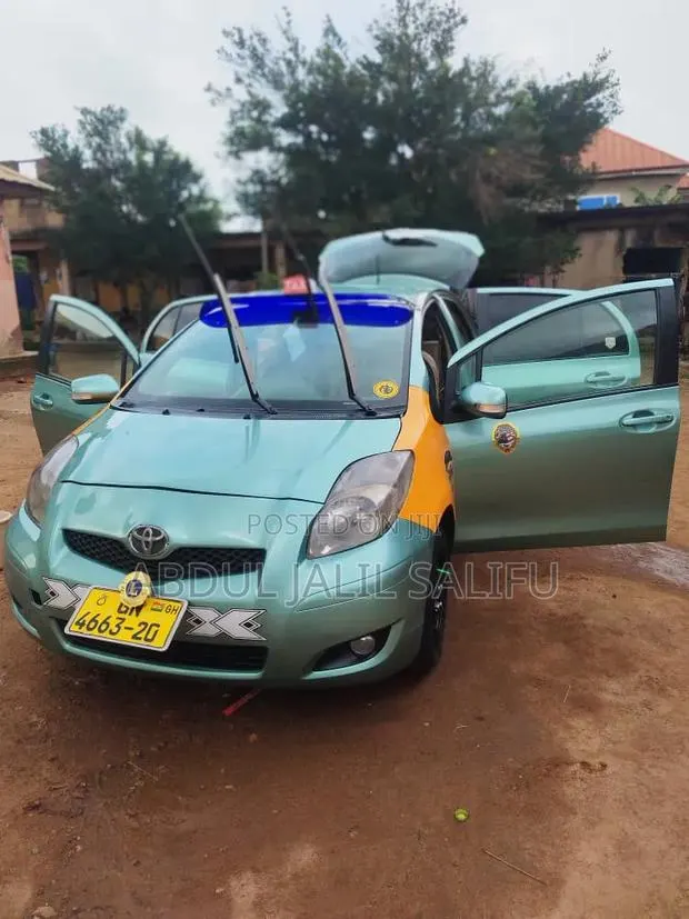 Toyota Vitz 2018 Silver