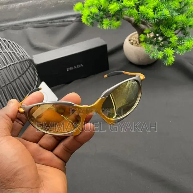 Classic Vintage Sunglasses · Photo 3