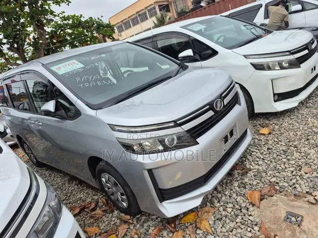 Toyota Voxy 2016 · Photo 1