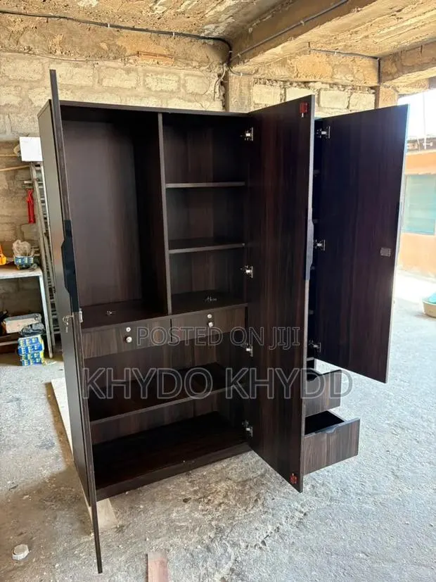 Glossy 3 in 1 Wardrobe · Photo 1