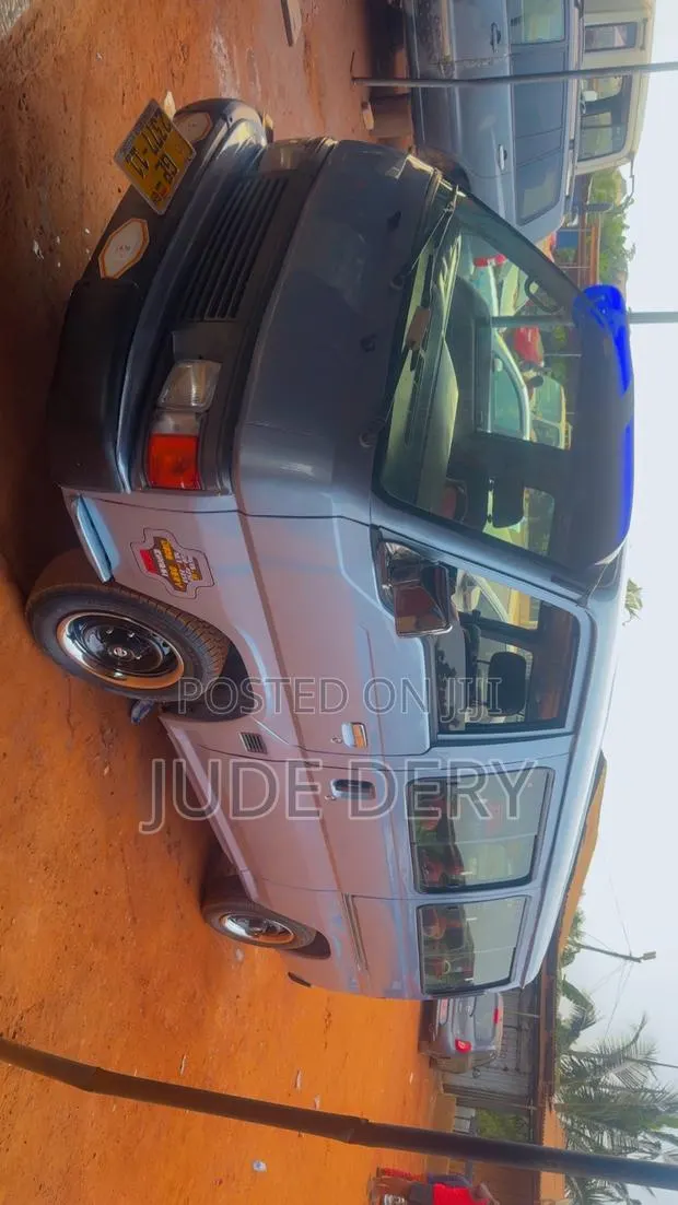 Nissan Caravan (Urvan) 1999 Silver · Photo 1