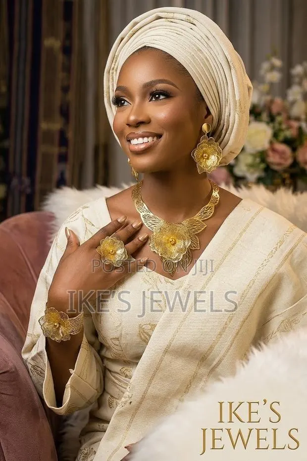 Mother of the Bride Gold Flower Jewellery Set · Photo 1