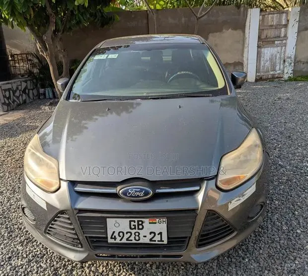 Ford Focus SE Sedan FWD (2.0L 4cyl 5M) 2012 Gray · Photo 1