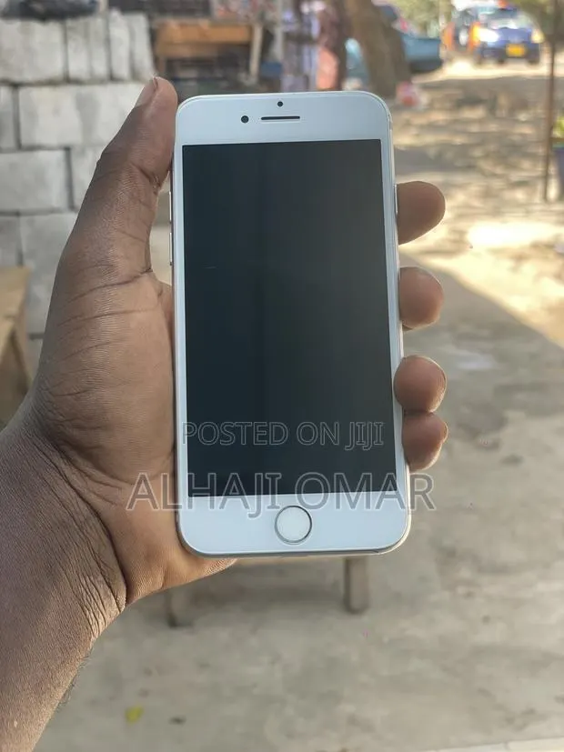 Apple iPhone 7 32 GB Silver · Photo 1