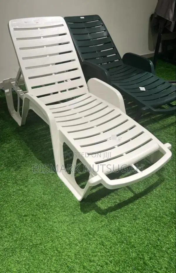 Plastic Sun Lounger Chair · Photo 1